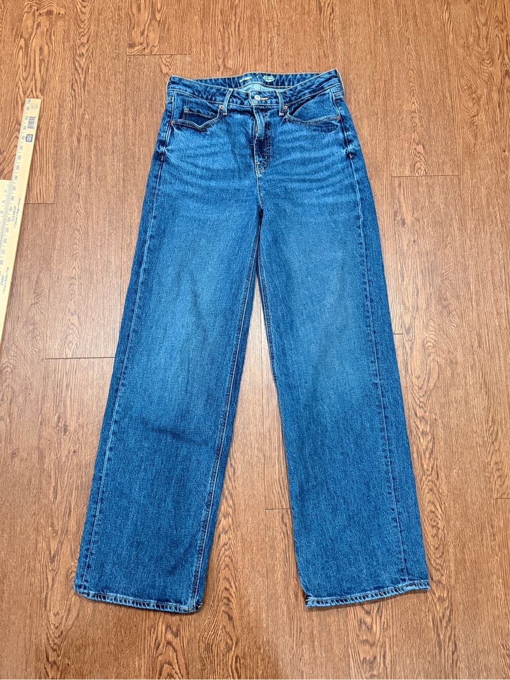 Old Navy Women's Straight-Leg Jeans in Medium Blue Wash - Picture 2 of 9